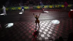 Seorang penari menari saat upacara pembukaan Karnaval Nice di Nice, Prancis, 11 Februari 2022. Tema karnaval edisi ke-149 kali ini adalah Raja Hewan. (AP Photo/Daniel Cole)