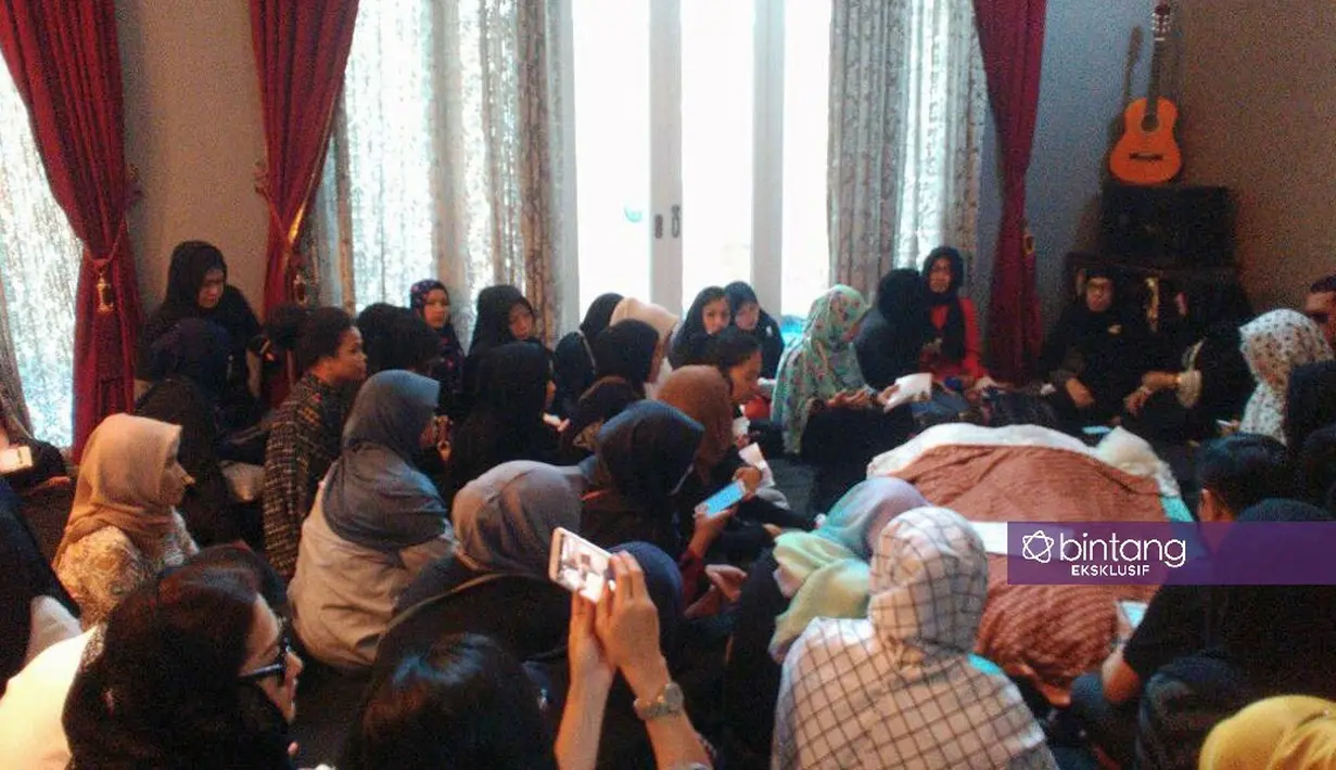 Suasana duka begitu terasa di kediaman mendiang Yuli Rachmawati atau yang akrab disapa Jupe. Terlebih ketika para kerabat dan sahabat datang serta mengelilingi tubuh Jupe yang kini sudah terkujur kaku. (Nurwahyunan/Bintang.com)