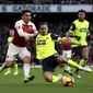 Gelandang Arsenal Lucas Torreira (kiri) berjibaku dengan penggawa Huddersfield Town Chris Lowe pada laga Liga Inggris di Emirates Stadium, Sabtu (8/12/2018). (Isabel Infantes/PA via AP)