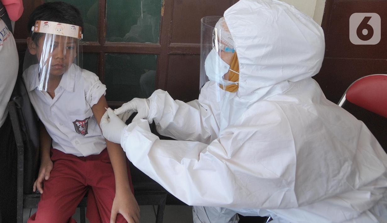 Tim medis puskesmas memberikan vaksin campak rubella ke murid SD Negeri lingkungan Kec. Kebayoran Lama di GOR Kebayoran Lama, Jakarta, Rabu (26/08/2020). Kegiatan ini bagian dari bulan imunisasi anak sekolah dan juga pemeriksaan kesehatan menyeluruh kepada murid SDN di DKI. (merdeka.com/Arie Basuki)