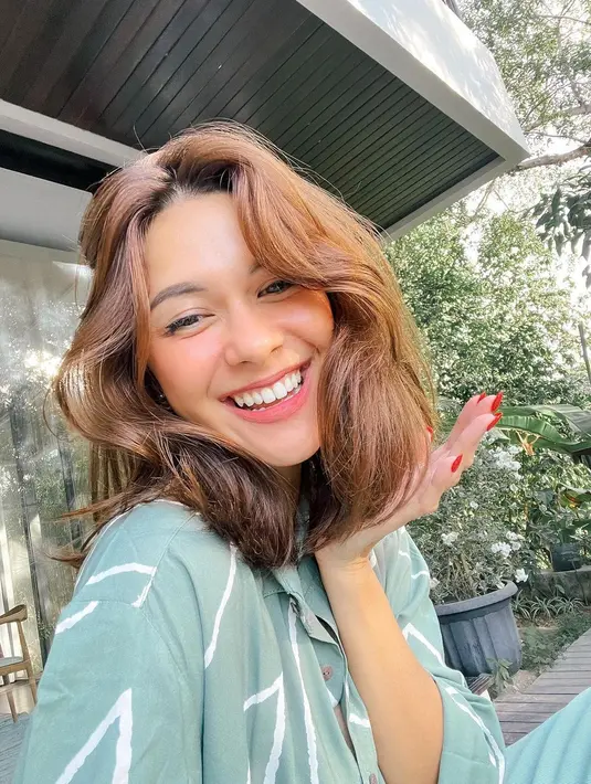 Nana Mirdad juga tak jarang membagikan potret selfienya yang cantik. Rahasia kecantikan Nana Mirdad juga salah satunya terletak dari senyumnya yang memesona. Foto: Instagram.