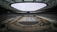 Foto yang diambil pada 8 Februari 2024 ini memperlihatkan aktivitas para pekerja mempersiapkan Stade de France untuk menyambut Olimpiade 2024 di Saint-Denis, Paris. (Miguel MEDINA/AFP)
