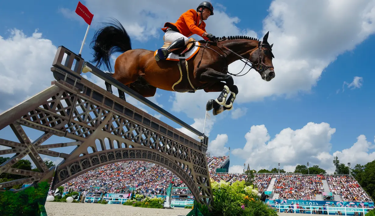 Harrie Smolders dari Belanda, menunggangi Uricas V/D, Kattevennen saat final Lompat Rintangan Beregu Berkuda, di Olimpiade Musim Panas 2024, Jumat, 2 Agustus 2024, di Versailles, Prancis. (AP Photo/Mosa'ab Elshamy)