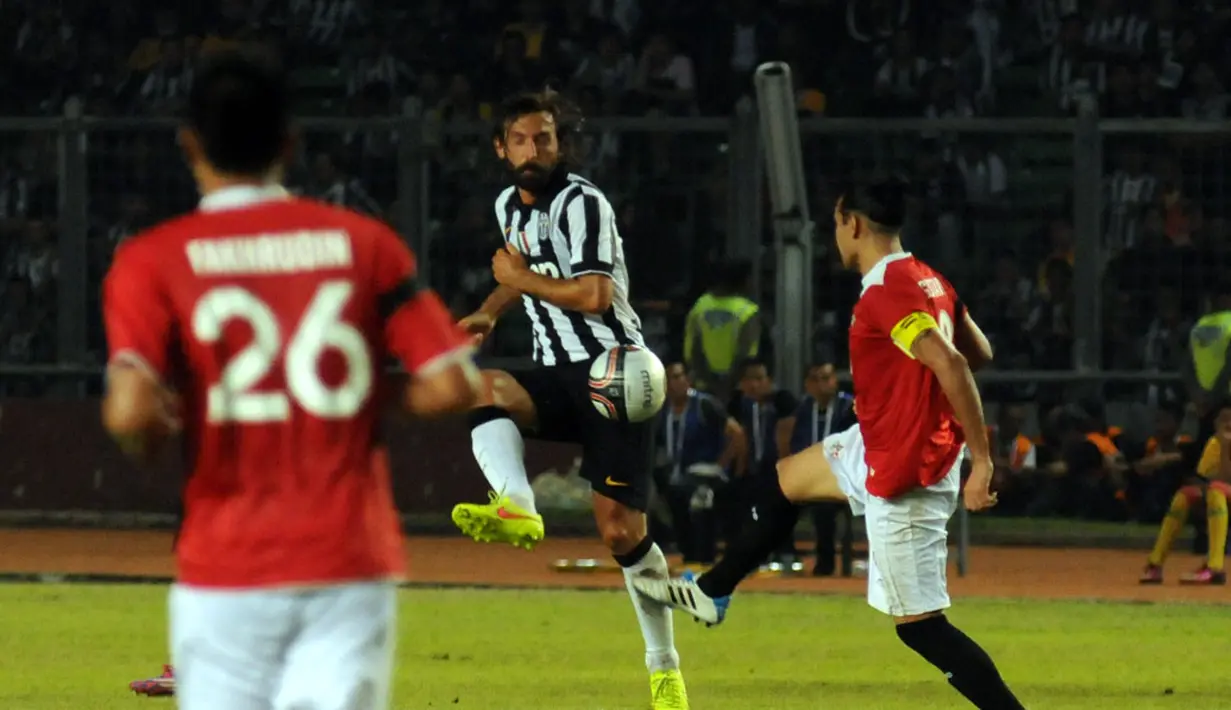 Andrea Pirlo (Juventus - tengah) mencoba menguasai bola saat berlaga kontra ISL All Stars di Stadion GBK Jakarta, (6/8/2014). (Liputan6.com/Helmi Fithriansyah)