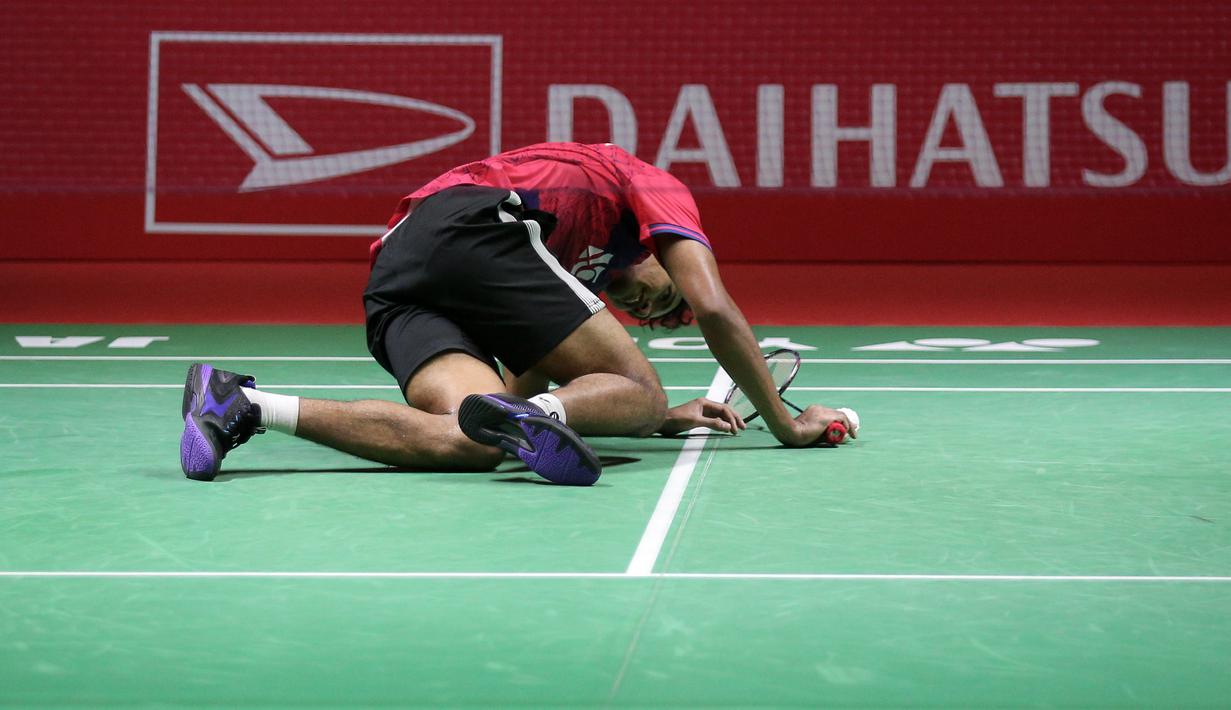 Pebulutangkis tunggal putra Indonesia, Chico Aura Dwi Wardoyo berusaha bangkit setelah terkena backhand smash dari pebulutangkis tunggal putra Indonesia, Jonatan Chirstie pada laga final Indonesia Masters 2023 yang berlangsung di Istora Senayan, Jakarta, Minggu (29/01/2023). Chico kalah dari Jonatan Christie dengan skor 15-21 dan 13-21. (Bola.com/Bagaskara Lazuardi)