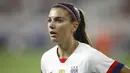 Penyerang Timnas Amerika Serikat, Alex Morgan, memperhatikan rekannya saat menghadapi timnas Belgia di California Stadium pada 7 April 2019. (AFP/Katharine Lotze/Getty Images)