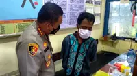 Tersangka DM Pelaku Percobaan Pembunuhan Terhadap Pengasuh Pondok Pesantren di Banyuwangi,  Diintrograsi Polisi Sesaat Setalah Ditangkap (Istimewa)