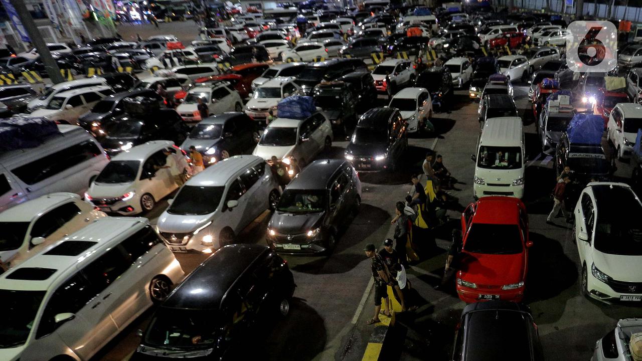 Ribuan Kendaraan Pemudik Padati Pelabuhan Merak Banten