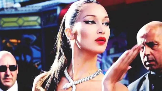 Elegan dengan Lipstik Merah Seperti Bella Hadid