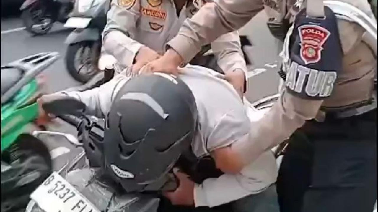 Momen Polisi Bantu Pengendara Motor yang Tiba-tiba Pingsan di Jalan Ini Viral, Tuai Pujian