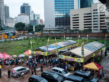 Suasana Pasar Takjil makanan untuk berbuka puasa di Pasar Takjil Benhil, Jakarta, Senin (29/5). Pasar Takjil Benhil yang ada setiap bulan Ramadan tersebut dipadati warga yang membeli makanan untuk berbuka puasa. (Liputan6.com/Gempur M Surya)