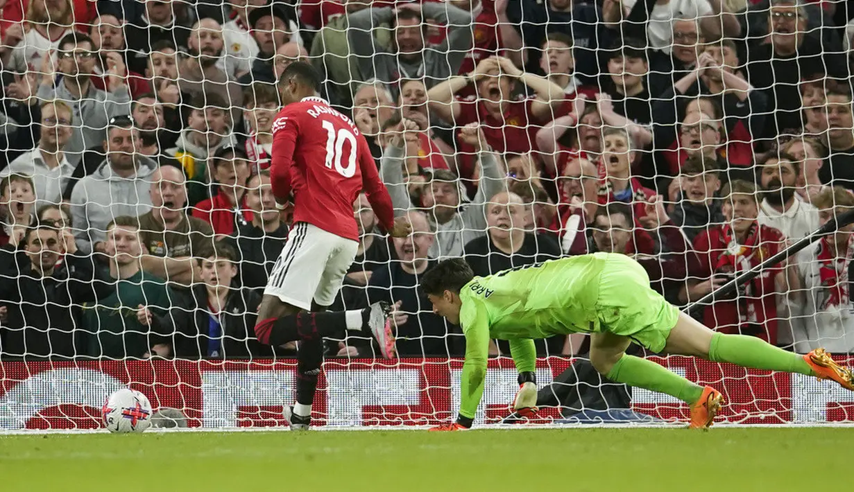 <p>Hasil ini membawa Manchester United ke posisi ketiga klasemen sementara Liga Inggris. Mereka unggul dua poin dari Newcastle United di urutan keempat yang mengumpulkan 70 angka. (AP Photo/Dave Thompson)</p>