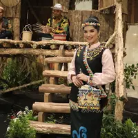 Dalam unggahannya, terlihat Annisa Pohan yang tampil menawan kenakan baju adat Dayak khas Kalimantan. [@annisayudhoyono].