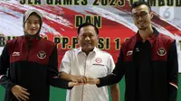 Ketua Umum PBVSI, Imam Sudjarwo (tengah) bersama Wilda Siti Nurfadilah Sugandi dan Nizar Zulfikar saat seremoni pelepasan kontingen menuju ajang SEA Games 2023 Kamboja di Padepokan Voli Jenderal Polisi Kunarto, Sentul, Jawa Barat, Sabtu (29/4/2023). (Liputan6.com/Helmi Fithriansyah)