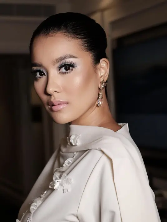 <p>Menjadi salah satu wajah yang sering dirias oleh Adi Adrian, Marcella Zalianty kerap hadirkan karakter makeup yang variatif. Permainan warna eyeshadow menyempurnakan penampilannya. [Foto: Instagram/ Adrian].</p>