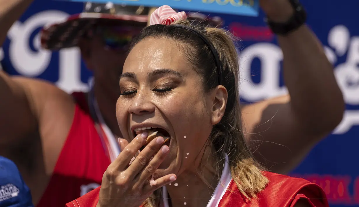 Sementera Miki Sudo  melahap 39,5 hot dog untuk memenangkan kompetisi wanita untuk ke-9 kalinya berturut-turut. (AP Photo/Yuki Iwamura)