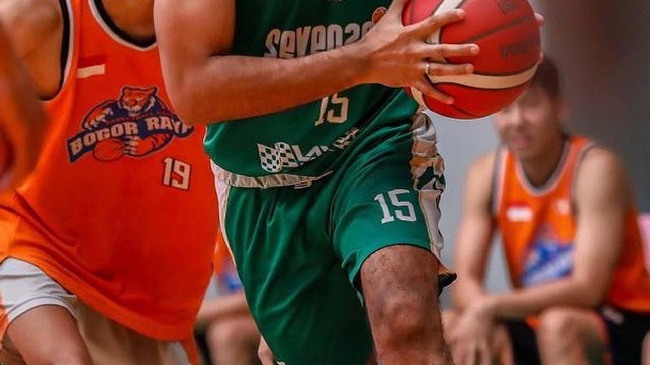 Diego terlihat begitu mahir saat bermain basket. Gayanya saat bermain basket tampak kece.