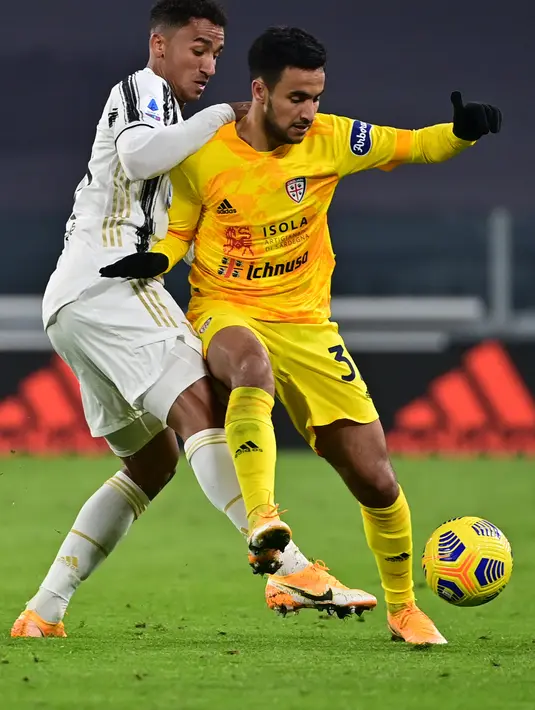 Gelandang Cagliari, Adam Ounas (kanan) mengontrol bola dari kawalan bek Juventus, Danilo pada pertandingan lanjutan Liga Serie A Italia di stadion Juventus di Turin (21/11/2020). Juventus menang atas Cagliari 2-0. (AFP/Miguel Medina)