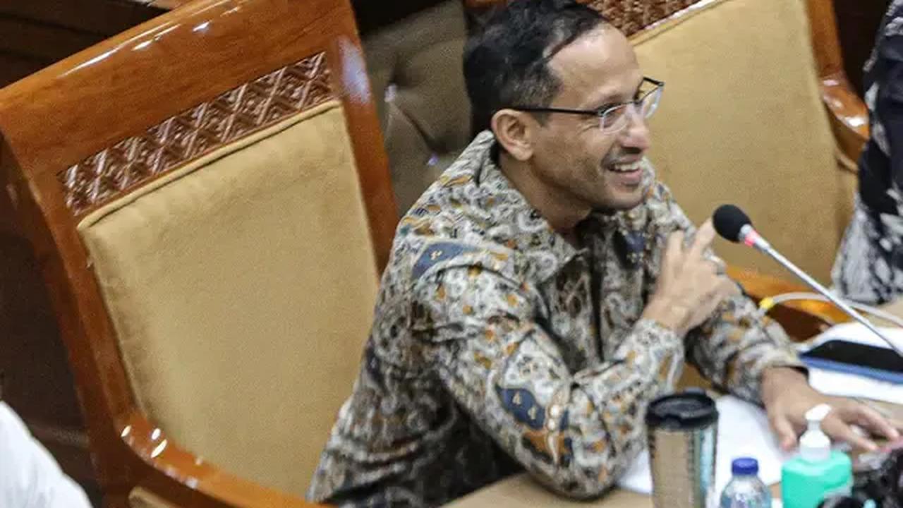 Menteri Pendidikan, Kebudayaan, Riset dan Teknologi (Mendikbud Ristek), Nadiem Makarim mengungkapkan regulasi baru mahasiswa S1 dan Sarjana Terapan bisa lulus tanpa harus skripsi.