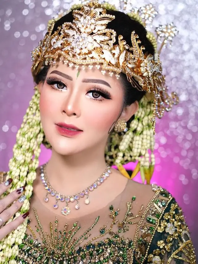 Bella Bonita saat resepsi pernikahan (Instagram/khadijahazzahra_makeup)