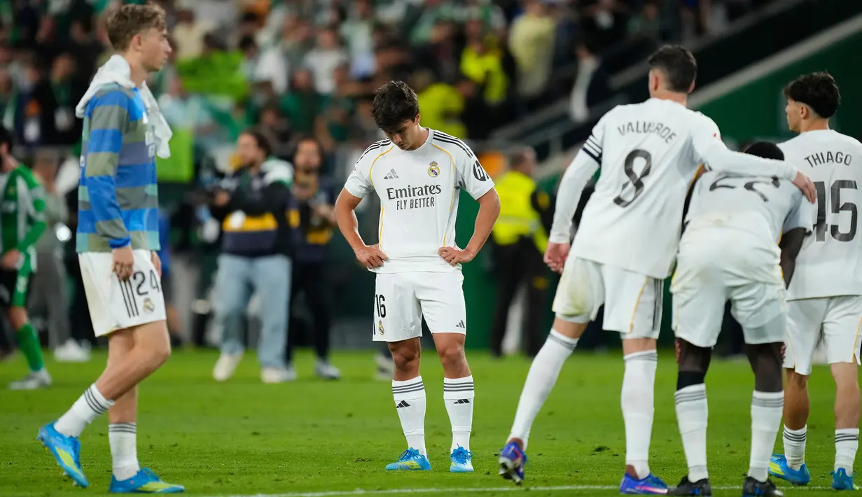 Skor imbang 1-1 membuat Real Madrid semakin sulit mengejar pimpinan klasemen Liga Spanyol saat ini, Barcelona. Mereka kini bertengger di posisi dua dengan raihan 74 poin atau terpaut delapan angka dari Blaugrana. (AP Photo/Jose Breton)