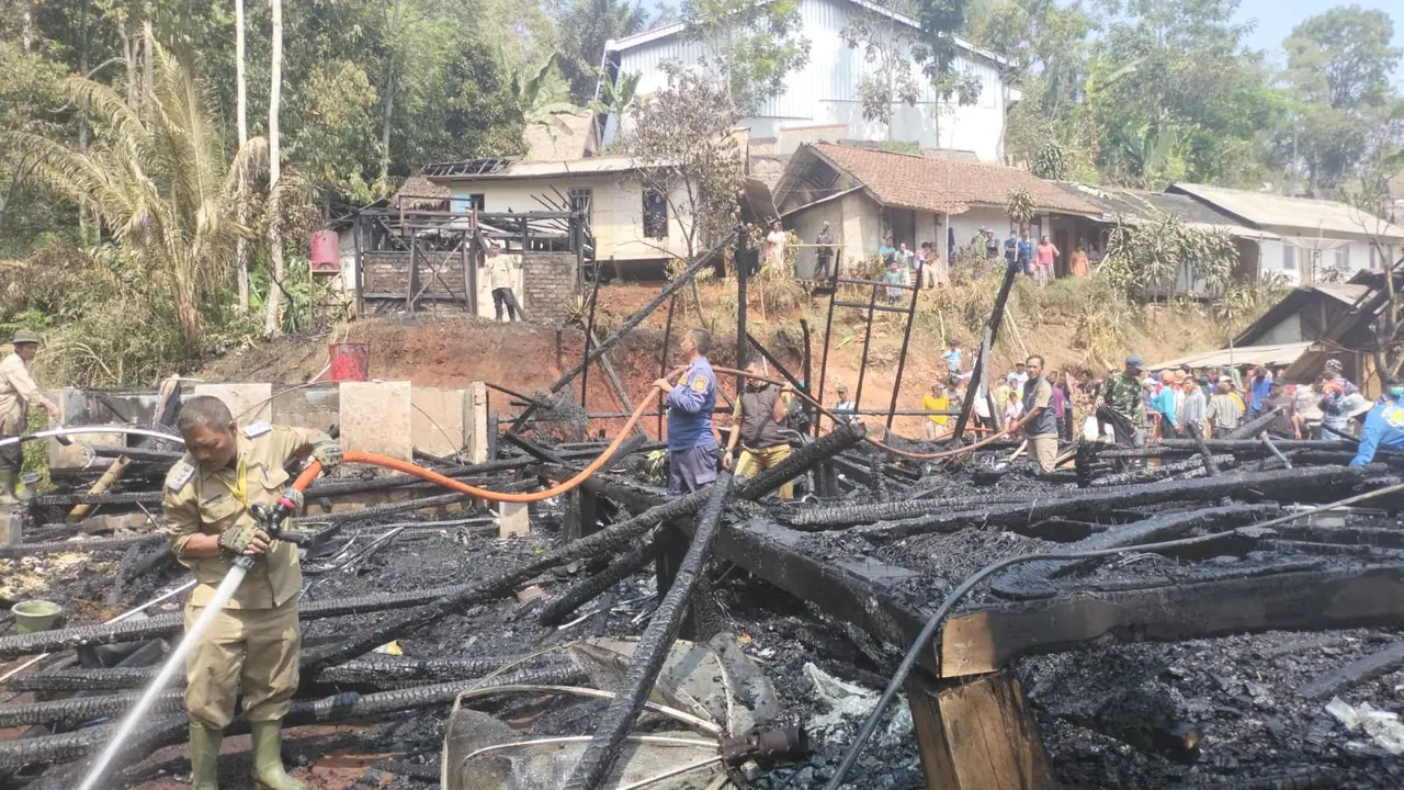 Kebakaran Hebat Kampung Adat Sirnaresmi Sukabumi, Empat Rumah Terdampak