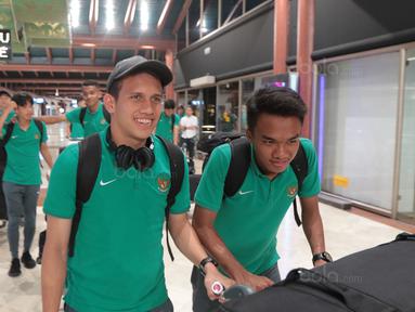 Pemain Timnas U-19, Egy Maulana dan rekan setimnya bersiap melakukan check in di Bandara Soekarno-Hatta, Cengkareng, (28/10/2017). Timnas U-19 akan mengikuti kualifikasi Piala Asia di Korea Selatan. (Bola.com/Nicklas Hanoatubun)