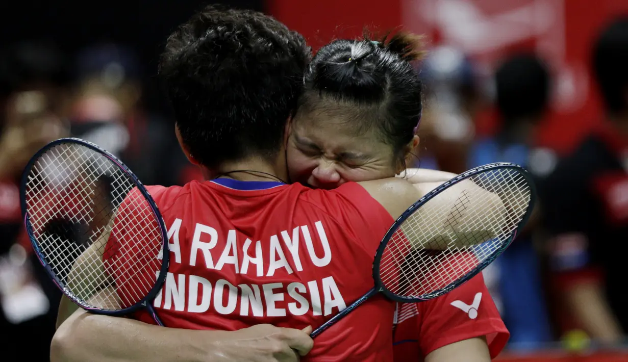 Ganda Putri Indonesia, Greysia Polii/Apriyani Rahayu, berpelukan usai menaklukkan wakil Denmark, Maiken Fruergaard/Sara Thygesen, pada laga final Indonesia Masters di Istora, Jakarta, Minggu (19/1). Greysia/Apriyani menang 18-21, 21-11, dan 23-21. (Bola.com/M Iqbal Ichsan)