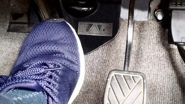 Kebiasaan yang Salah Ketika Berkendara dengan Mobil Bertransmisi Manual
