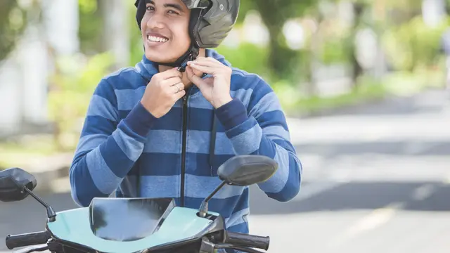 Ilustrasi menggunakan helm