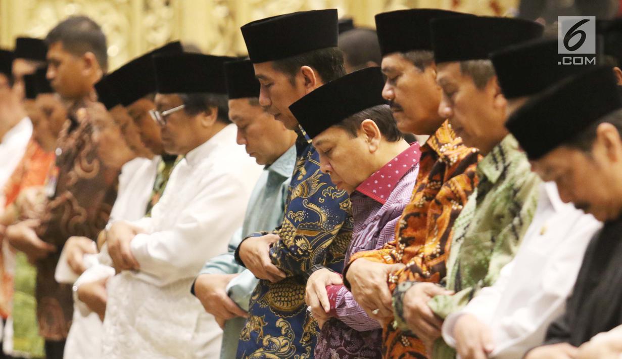 Presiden Jokowi melakukan salat berjamaah di sela buka bersama Anggota DPD RI di Kediaman Ketua DPD, Kuningan, Jakarta, Selasa (6/6). Buka puasa bersama tersebut untuk menjalin silahturahmi antara DPD RI dengan Presiden. (Liputan6.com/Angga Yuniar)