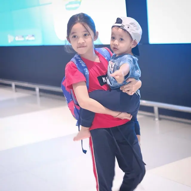 Jadi Anak Sulung, Ini 6 Potret Kana Sybilla Bramantyo Momong Keempat Adiknya