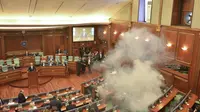 Gas air mata warnai pemilihan presiden Kosovo. (Reuters)