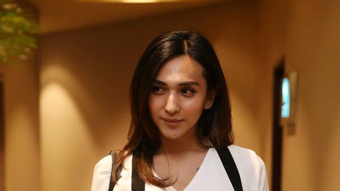 Sama-sama 'Nude', BCL Tertangkap Mesra di Pangkuan Dena 