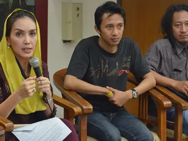 Anggota DPR RI Rieke Diah Pitaloka (kiri) menyampaikan keterangan mengenai BPJS bersama Ferry, ayah dari bayi Ryuji (tengah), Jakarta, Jumat (6/2/2015). (Liputan6.com/Andrian M Tunay)