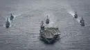 Kapal induk USS Carl Vinson dikawal oleh sejumlah kapal perusak, Angkatan Pertahanan Maritim Jepang saat akan menuju ke semenanjung Korea, Kamis (28/4). (AP Photo)