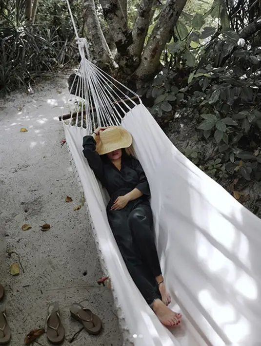 "Semoga Perjalanan penikahan nya sukses ya nikk...romantis bangett bikin baperrrr 😍😍 Sukak Couple," tulis ellagine_. "Kak @indpriw sama Kak @nikitawillyofficial94 sangat romantis sekali! Nice Couple!," sahut isaclopes96. (Instagram/nikitawillyofficial94)