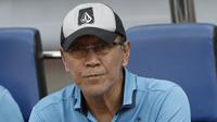 Pelatih PSIS Semarang, Bambang Nurdiansyah, memperhatikan pemainnya saat menghadapi Bhayangkara FC pada laga Shopee Liga 1 di Stadion Patriot Chandrabhaga, Bekasi, Selasa (20/8). PSIS menahan imbang 0-0 Bhayangkara. (Bola.com/Yoppy Renato)
