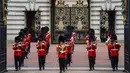 <p>Orang-orang menyaksikan prosesi pergantian penjaga di Istana Buckingham, London, Senin (23/8/2021). Pergantian pasukan jaga yang dilengkapi dengan alat musik lengkap ala marching band tersebut berlangsung untuk pertama kalinya sejak dimulainya pandemi corona Covid-19. (AP Photo/Alberto Pezzali)</p>