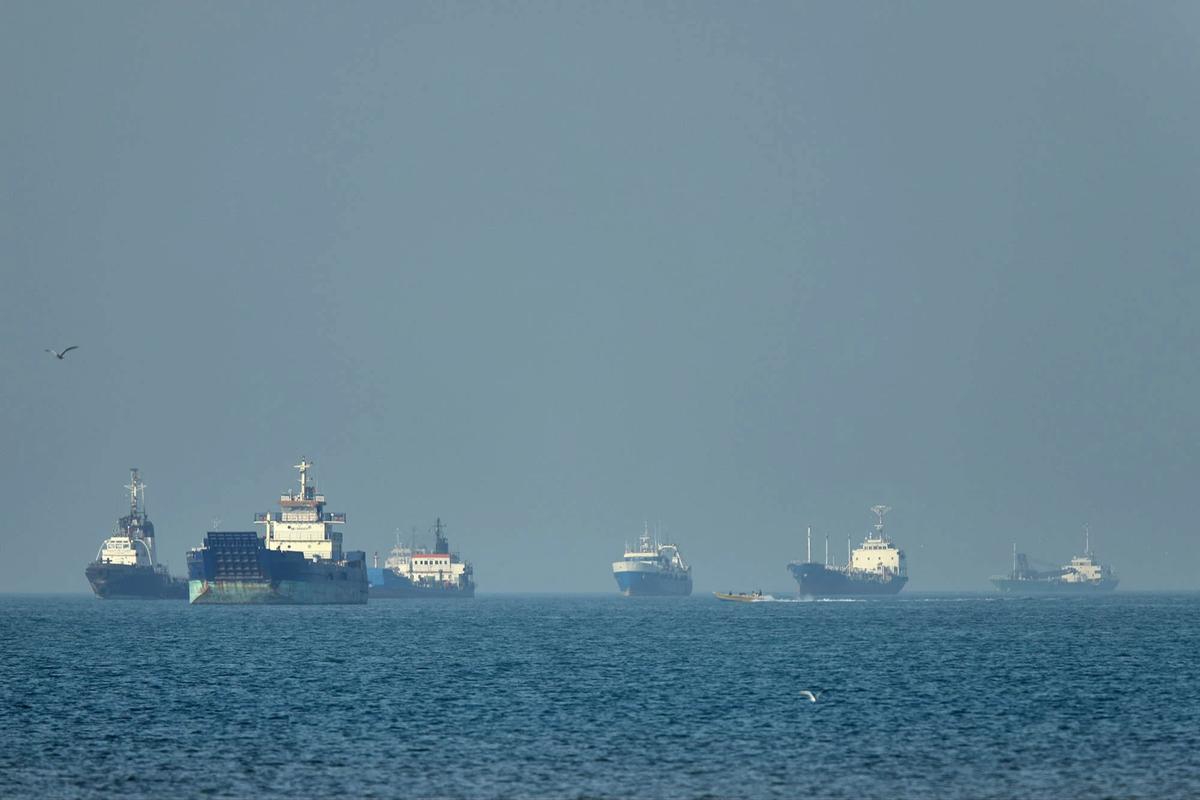FOTO: Ketegangan di Selat Hormuz Meningkat di Tengah Saling Klaim Iran dan Amerika Serikat