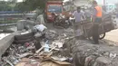 Warga membuang sampah di sekitar pintu air Kali Item, Kemayoran, Jakarta, Selasa (2/10). Tidak tersedianya tempat pembuangan menyebabkan warga membuang sampah di lokasi tersebut sehingga menimbulkan bau tidak sedap. (Liputan6.com/Immanuel Antonius)