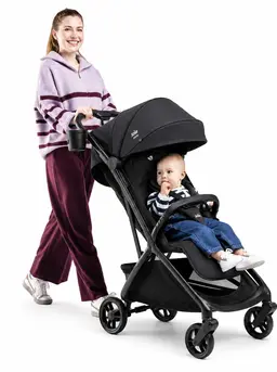 Stroller travel premium berstandar IATA yang praktis dibawa ke kabin pesawat, mendukung mobilitas keluarga modern dalam setiap perjalanan.