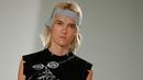 Model membawakan busana rancangan, John Galliano saat Fashion Week Paris di Perancis, Rabu (28/9). Hiasan kepala dari rancangan John sekilas mirip dengan busana makhluk luar angkasa di film-film Hollywood (REUTERS/Gonzalo Fuentes)
