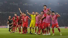Para pemain Persija Jakarta merayakan gol yang dicetak oleh Aji Kusuma ke gawang PSS Sleman pada laga terakhir BRI Liga 1 2022/2023 di Stadion Utama Gelora Bung Karno (SUGBK), Senayan, Jakarta, Sabtu (15/04/2023). (Bola.com/Bagaskara Lazuardi)
