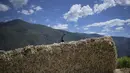 Kolektor membawa sekam tebu di tengah pandemi corona di trapiche panelero, Venezuela (21/9/2020). Jus tebu dibuat menjadi gula tebu utuh yang tidak dimurnikan yang dikenal sebagai panela, yaitu sukrosa berbentuk padat yang berasal dari perebusan dan penguapan sari tebu. (AP Photo/Matias Delacroix)