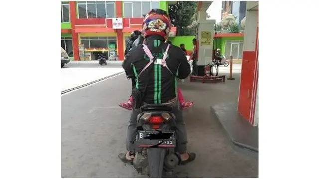 Potret Driver Ojek Online Bawa Anak Saat Bekerja Ini Bikin Haru