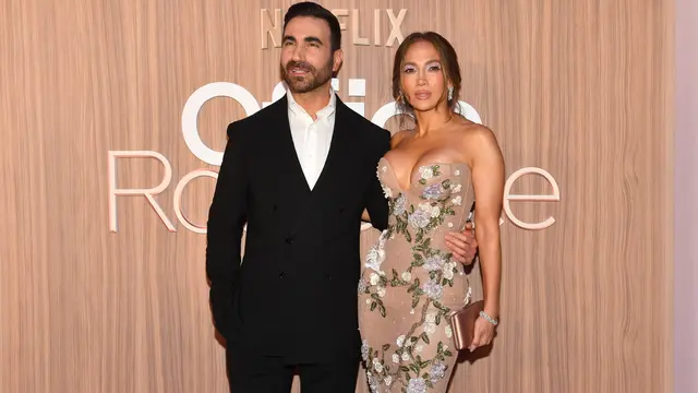 Gaun Korset Jennifer Lopez Nyaris Melorot Saat Promosi Film Baru di New York