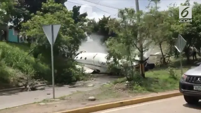 Sebuah pesawat pribadi yang berangkat dari Austin, Texas, tergelincir dari landasan di bandara di ibukota Honduras (22 Mei).