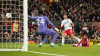 Pemain FC Twente, Sam Lammers, mencetak gol ke gawang Manchester United pada matchday 1 Liga Europa 2024/2025 di Old Trafford, Kamis (26/9/2024) dini hari WIB. (AP Photo/Dave Thompson)