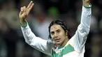 Bremen's Peruvian striker Claudio Pizarro celebrates after scoring during the Bundesliga football match of Werder Bremen against Eintracht Frankfurt at the Weser stadium in Bremen,on November 29, 2008. AFP PHOTO DDP/DAVID HECKER